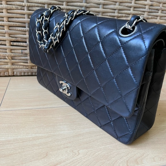Chanel Medium Classic Flap - Picture 2 of 11